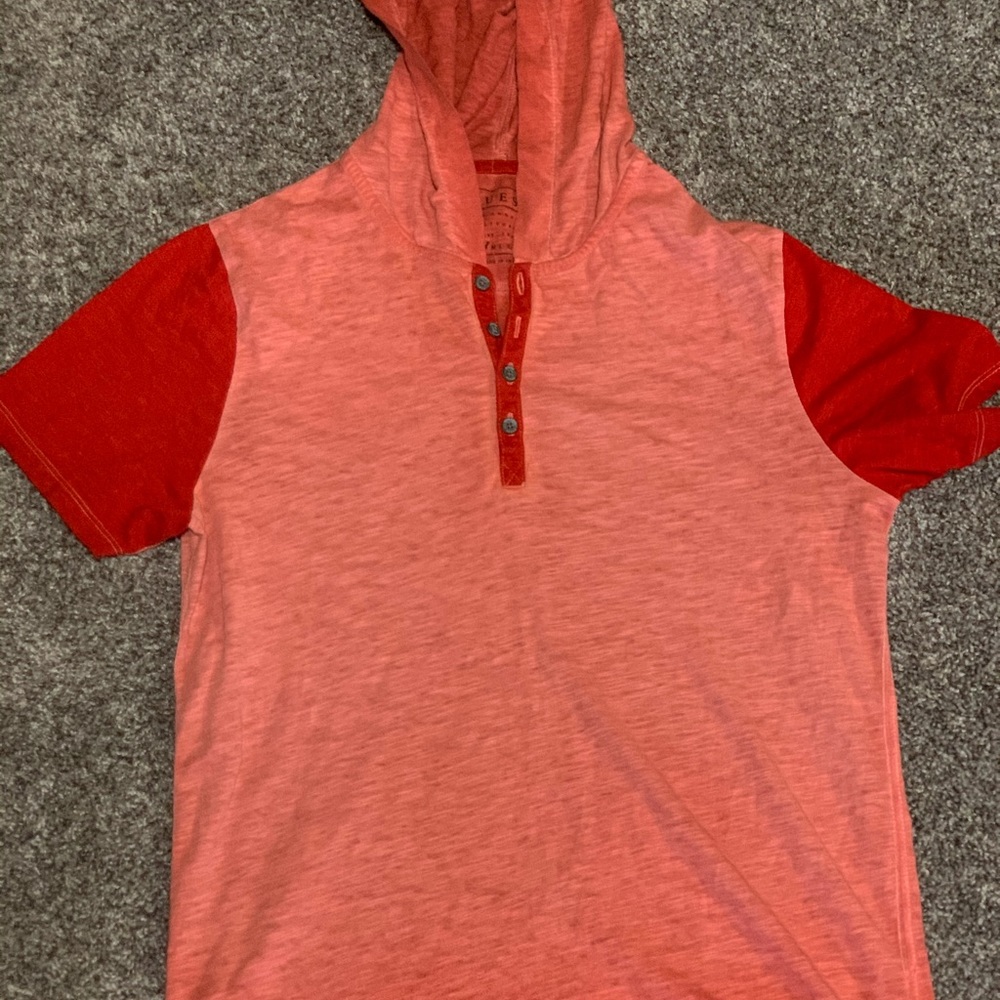 GUESS small tee with hood